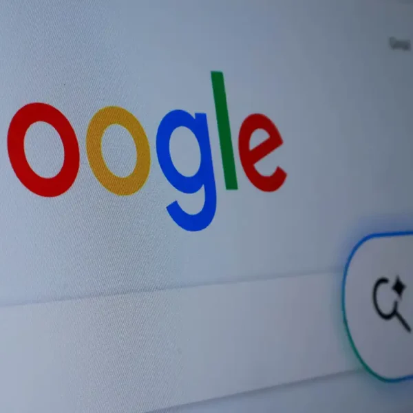 Nahaufnahme eines Bildschirms, der die Google-Suchmaschine und einen Button mit der Aufschrift „AI Mode“ neben dem Suchfeld zeigt.